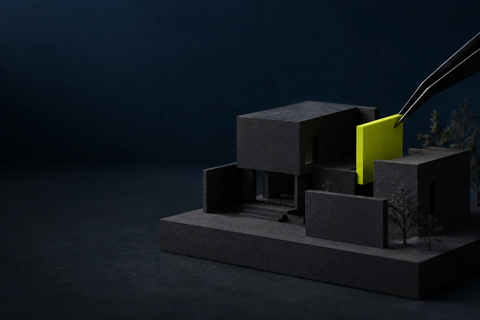 Maquete arquitetônica preta sobre fundo azul-marinho; uma pinça posiciona a única peça verde-limão, como uma aprovação antes de construir