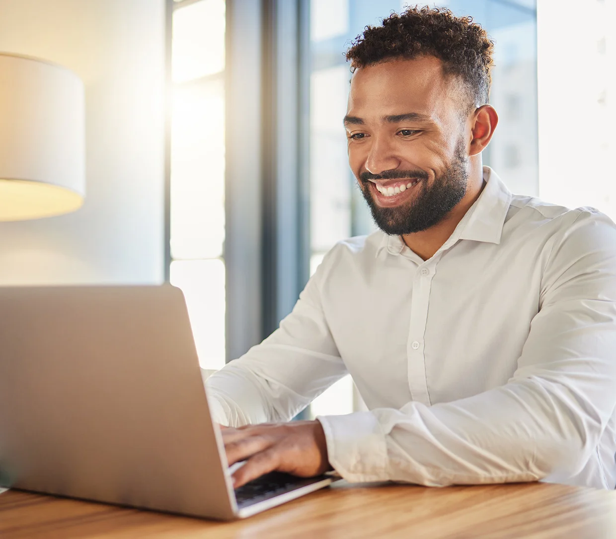 Gestor de empresa de energia solar consultando os leads que chegaram pela página